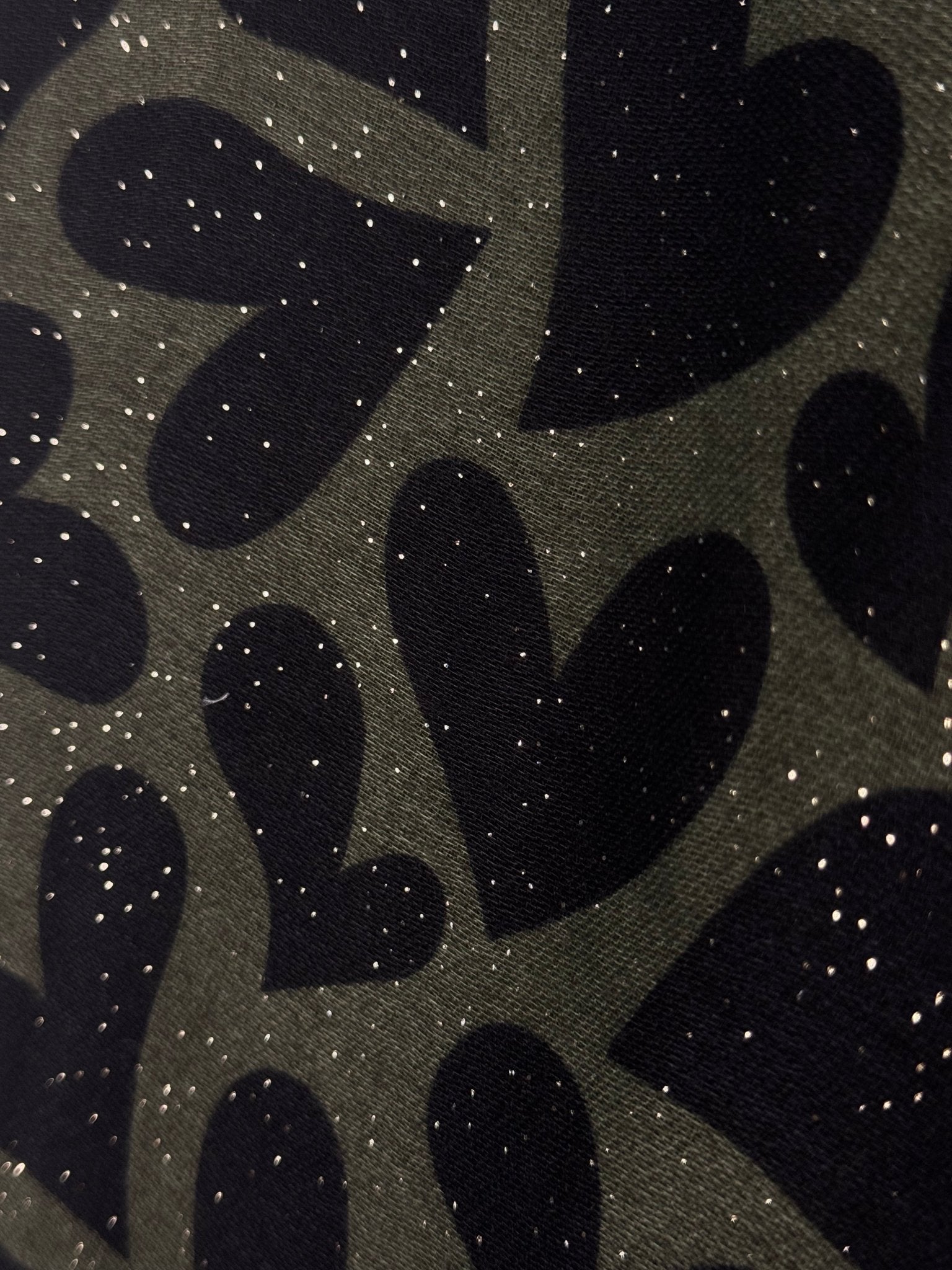Détail des cœurs noirs et des touches pailletées du foulard Cuori kaki