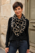 Femme portant le foulard Cuori taupe à cœurs pailletés noué autour du cou