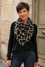 Femme portant le foulard Cuori taupe à cœurs pailletés noué autour du cou