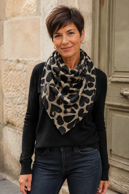 Femme portant le foulard Cuori taupe à cœurs pailletés noué autour du cou
