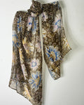Foulard Fiora chocolat à grandes fleurs et petits cœurs présenté noué