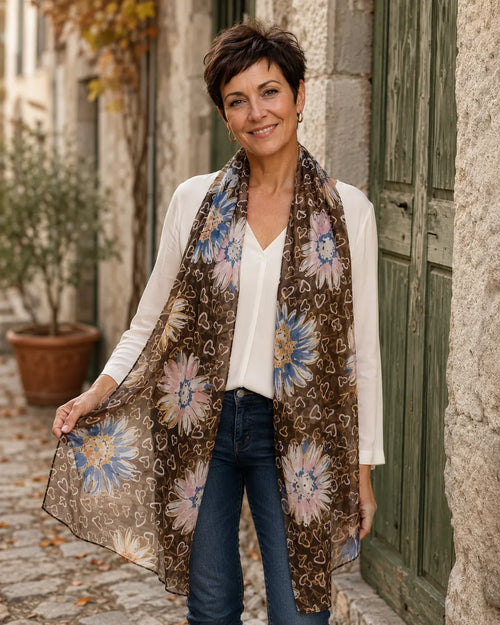 Femme portant le foulard Fiora chocolat 180 x 80 cm à grandes fleurs et petits cœurs, drapé long