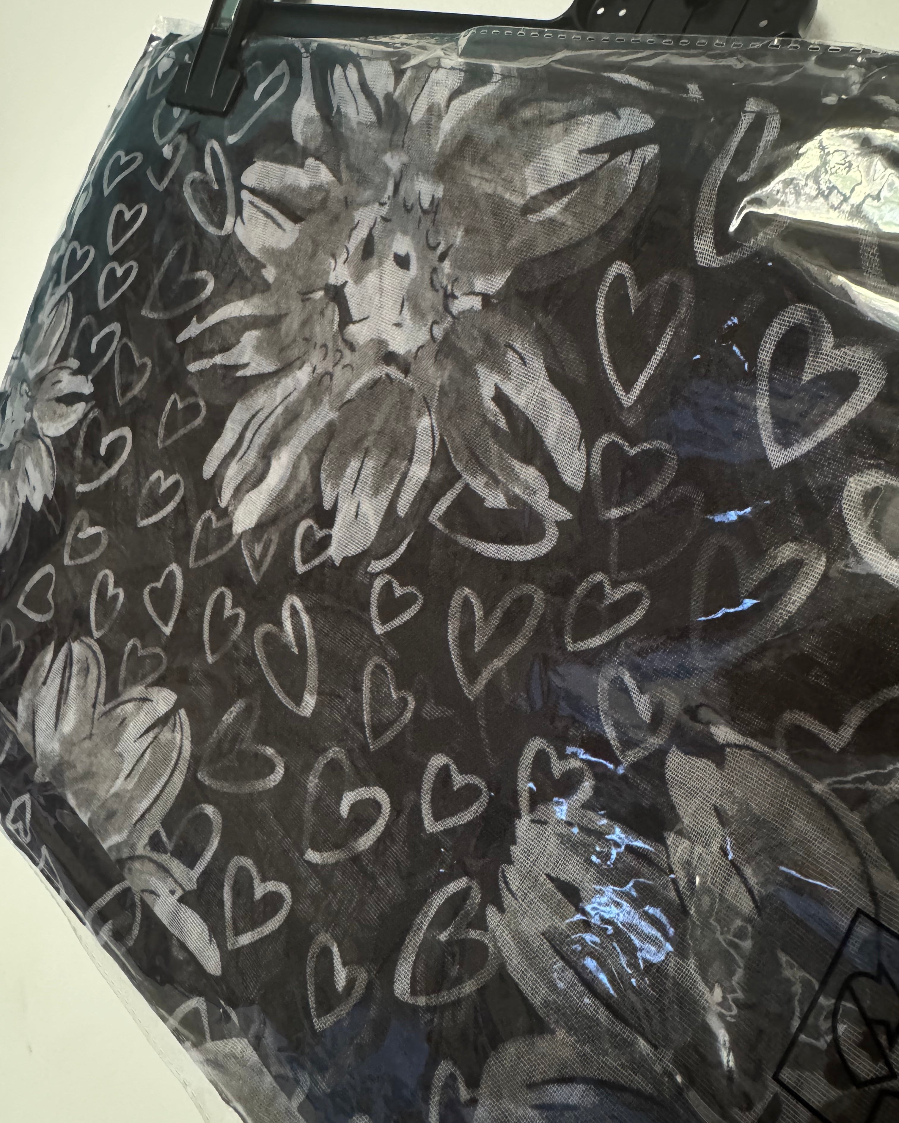 Foulard Fiora noir et blanc à motifs fleurs et cœurs en détail