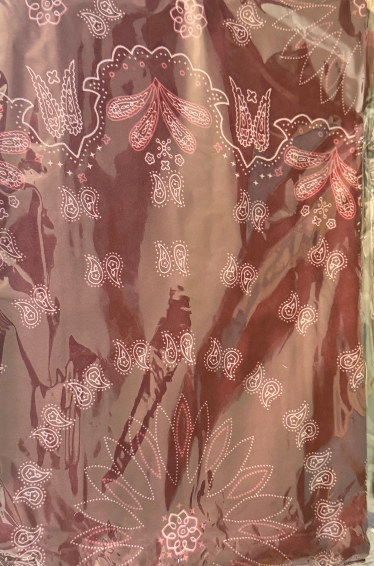 Détail bordeaux du foulard Roma à motifs cachemire et floraux
