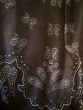 Détail chocolat du foulard Roma à motif cachemire clair