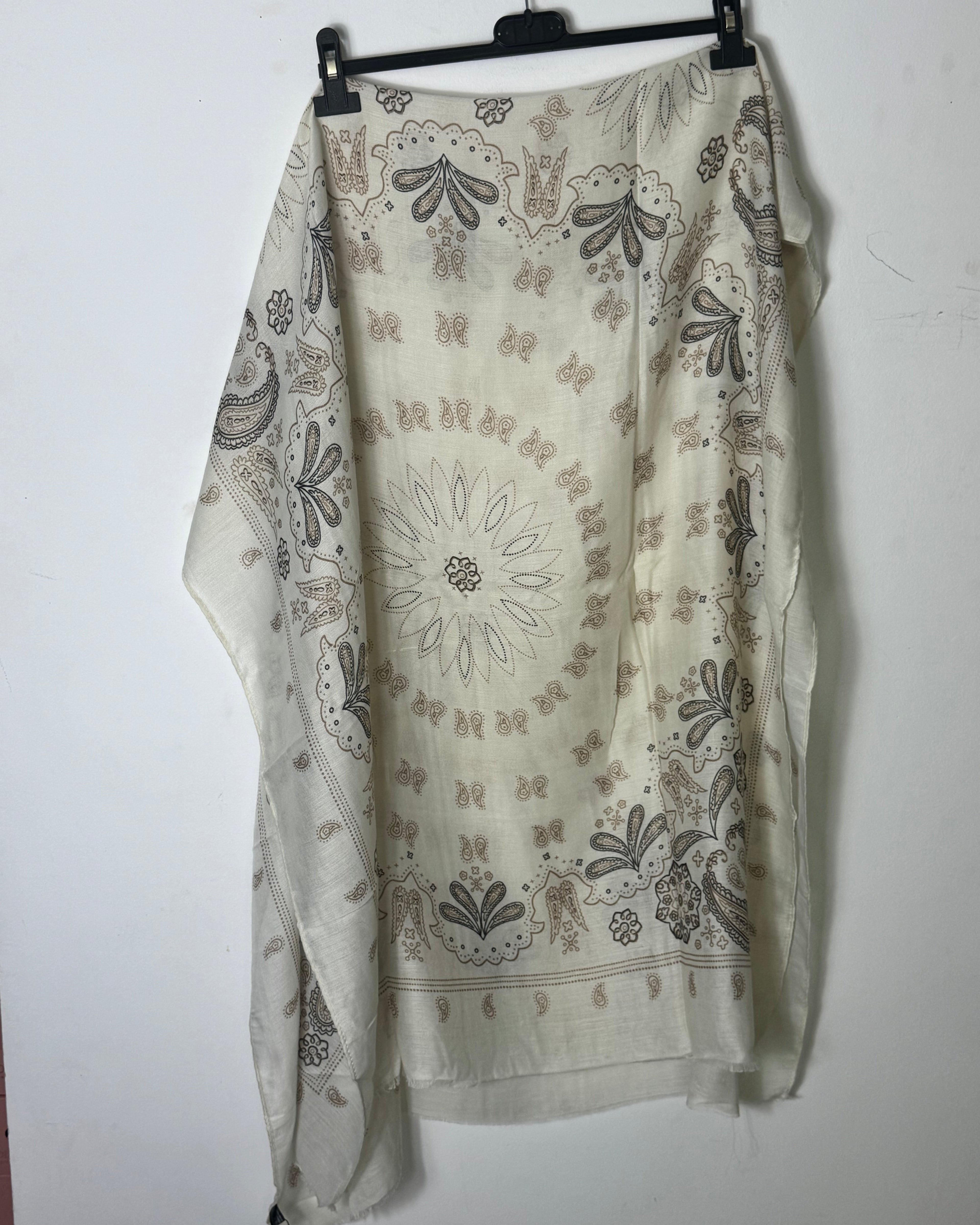Foulard Roma écru à motif cachemire et fleurs stylisées présenté déployé