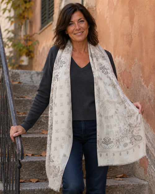 Femme portant le foulard Roma écru 180 x 85 cm à motif cachemire, drapé long sur un pull anthracite