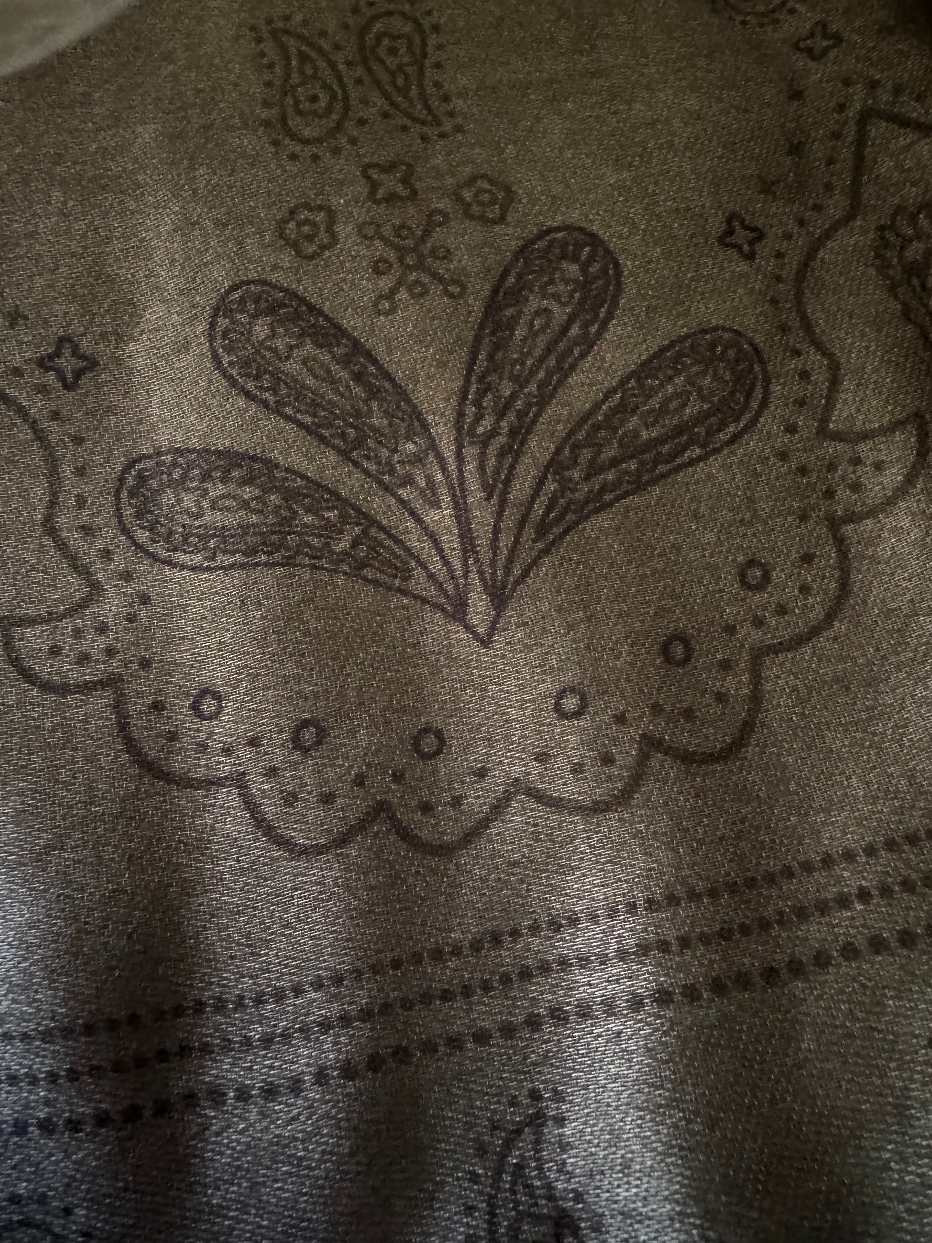 Détail kaki du motif floral stylisé du foulard Roma