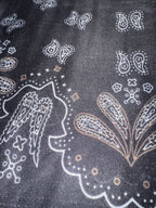 Détail marine du foulard Roma à motifs cachemire clairs
