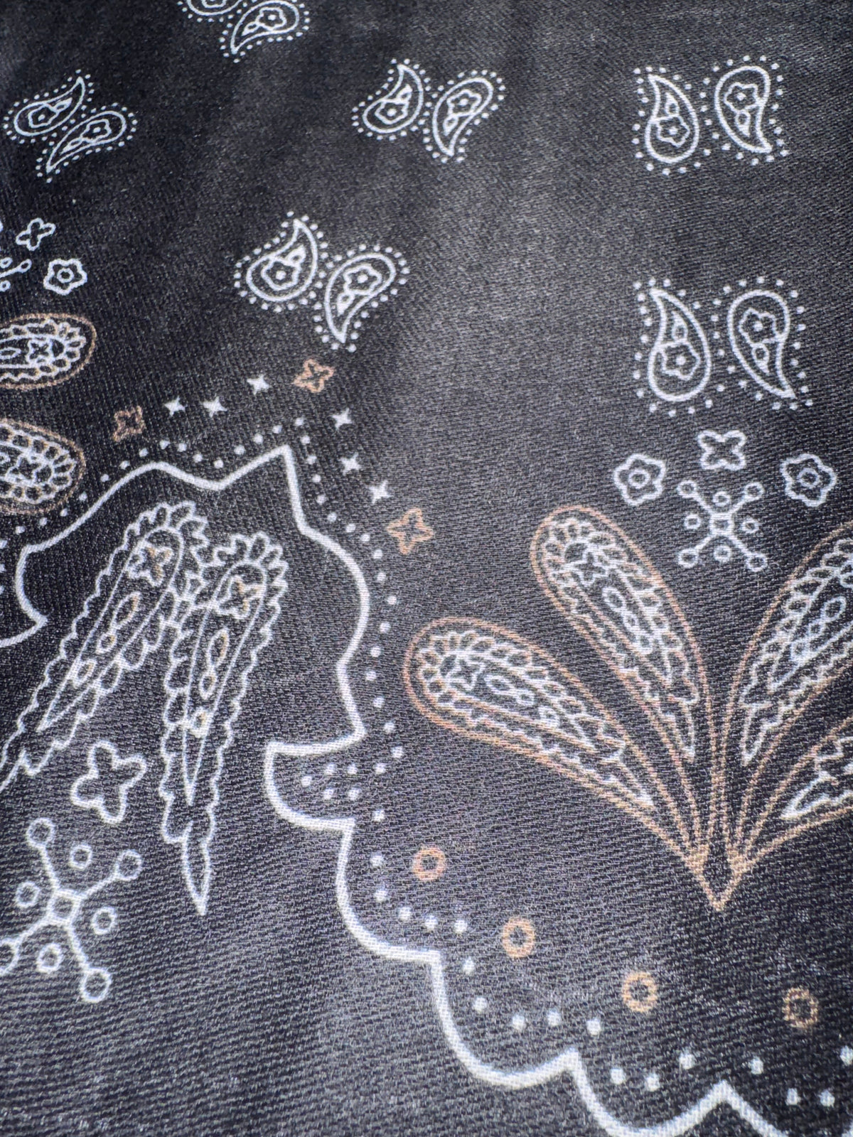 Détail marine du foulard Roma à motifs cachemire clairs