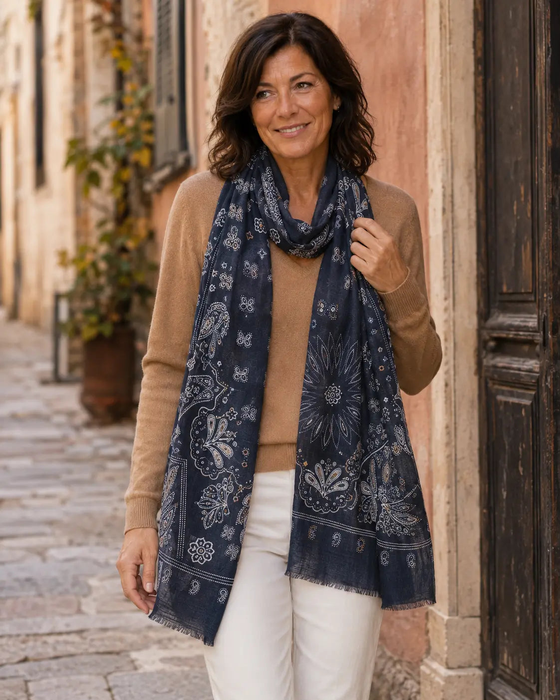 Femme portant le foulard Roma marine à motifs cachemire clairs avec un tour ample autour du cou
