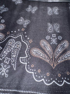 Détail sombre du foulard Roma avec motifs cachemire contrastants