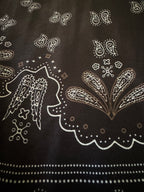 Détail noir du foulard Roma avec fleurs stylisées et paisley