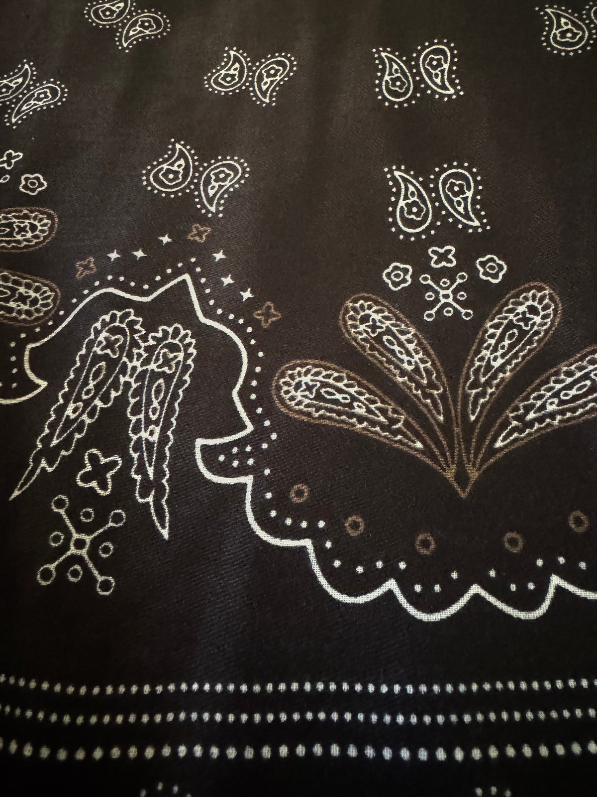 Détail noir du foulard Roma avec fleurs stylisées et paisley
