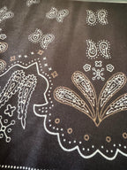 Détail taupe et brun des motifs cachemire du foulard Roma