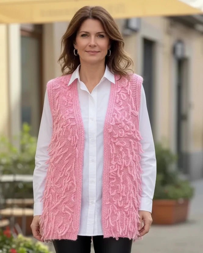 Gilet Bonbon rose en maille frangée, vue portée