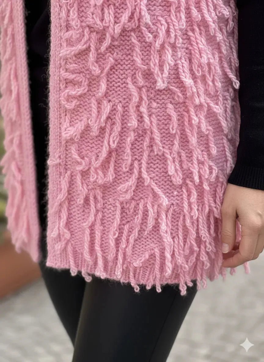 Détail des franges du gilet Bonbon rose