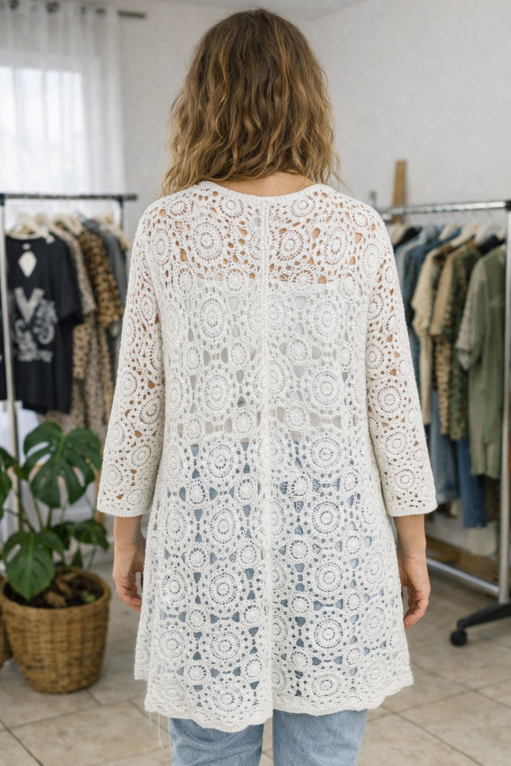 Dos d’un gilet long blanc en crochet motif bohème chic