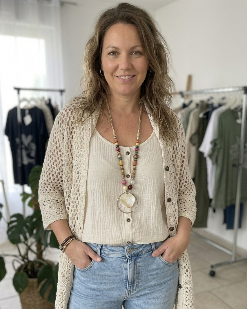 Gilet femme crème en maille crochet complexe et blouse verte gaufrée en coton : look bohème chic pour taille 36-44