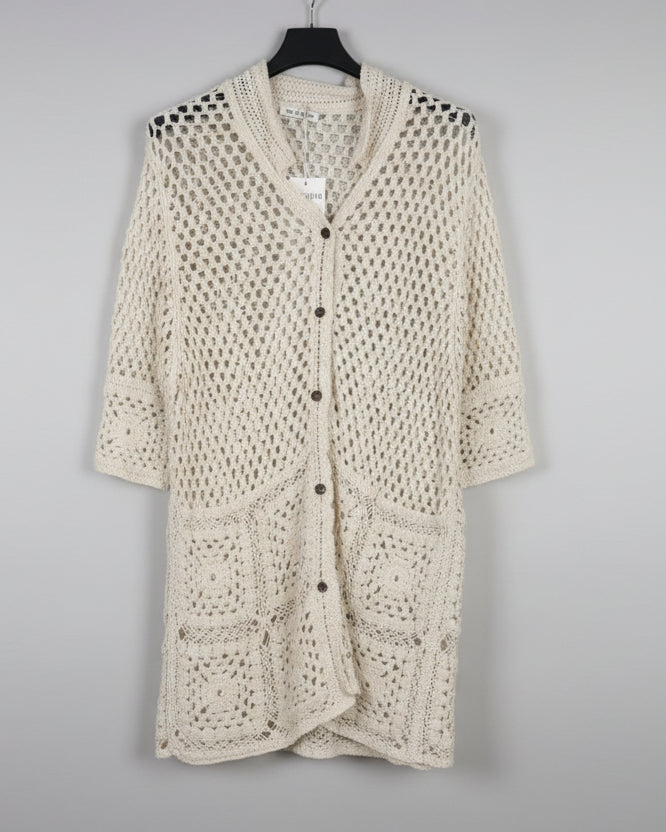 Gilet femme en maille crochet crème style bohème chic, présenté sur un cintre en bois, taille unique (du 36 au 44)