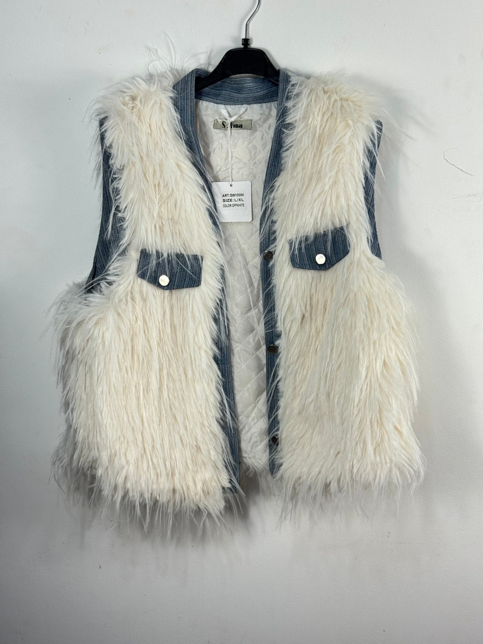 Détail réel de la texture en fausse fourrure du gilet Livigno S.Woman