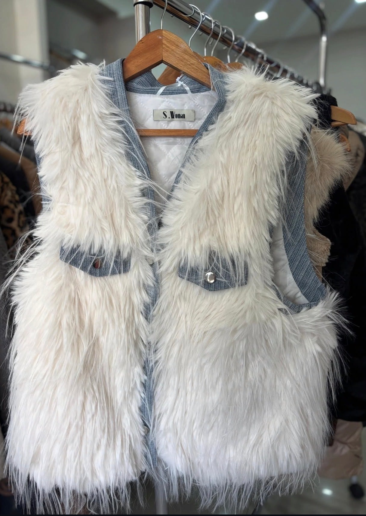 Gilet Livigno S.Woman sans manches en fausse fourrure claire, vue réelle 1