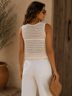 Dos gilet crochet écru femme avec pantalon blanc et accessoires bohème été chic