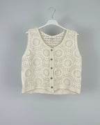 Gilet Mina en crochet disponible en blanc ou crème, coupe courte et style bohème facile à superposer