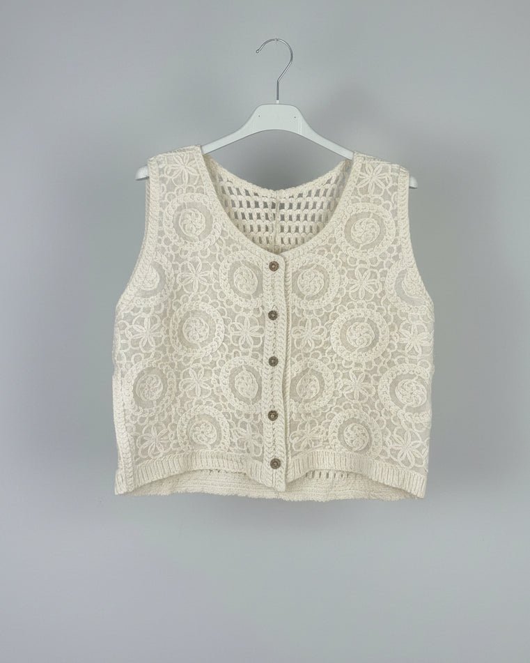 Gilet Mina en crochet disponible en blanc ou crème, coupe courte et style bohème facile à superposer