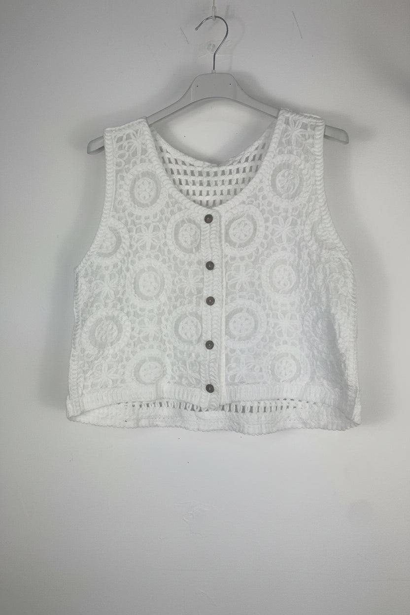Gilet Mina femme blanc en crochet court sans manches, boutons devant et composition 95% coton, vue de face