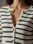 Détail des boutons dorés et fausses poches du gilet Romy