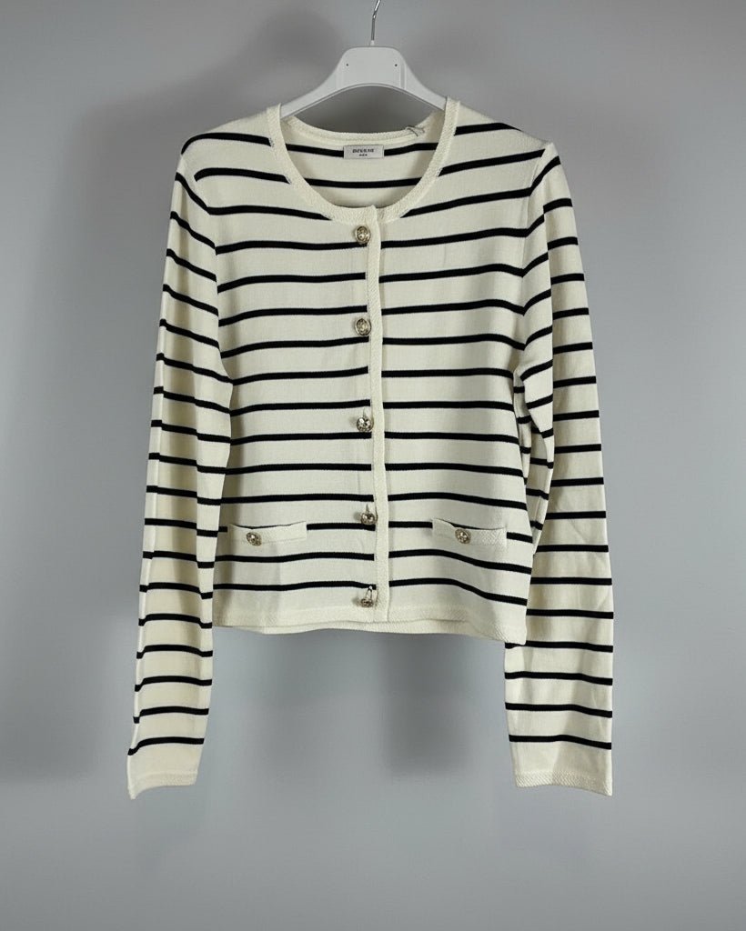 Détail de la maille rayée du gilet Romy