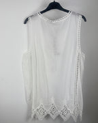 Haut bohème brodé blanc femme avec cordon perles et plumes, vue de dos sur cintre