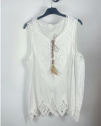 Haut bohème brodé blanc femme avec cordon perles et plumes, vue de face