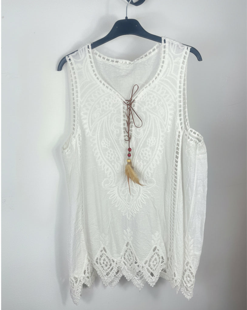 Haut bohème brodé blanc femme avec cordon perles et plumes, vue de face