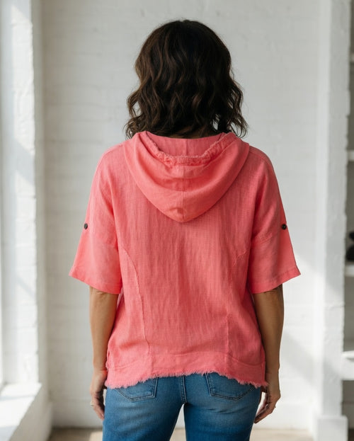 Haut corail femme en coton avec capuche, vue de dos porté avec un jean