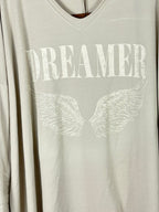 Haut Dreamer détail du lettrage patiné Dreamer et des ailes – Mam’s Ailes