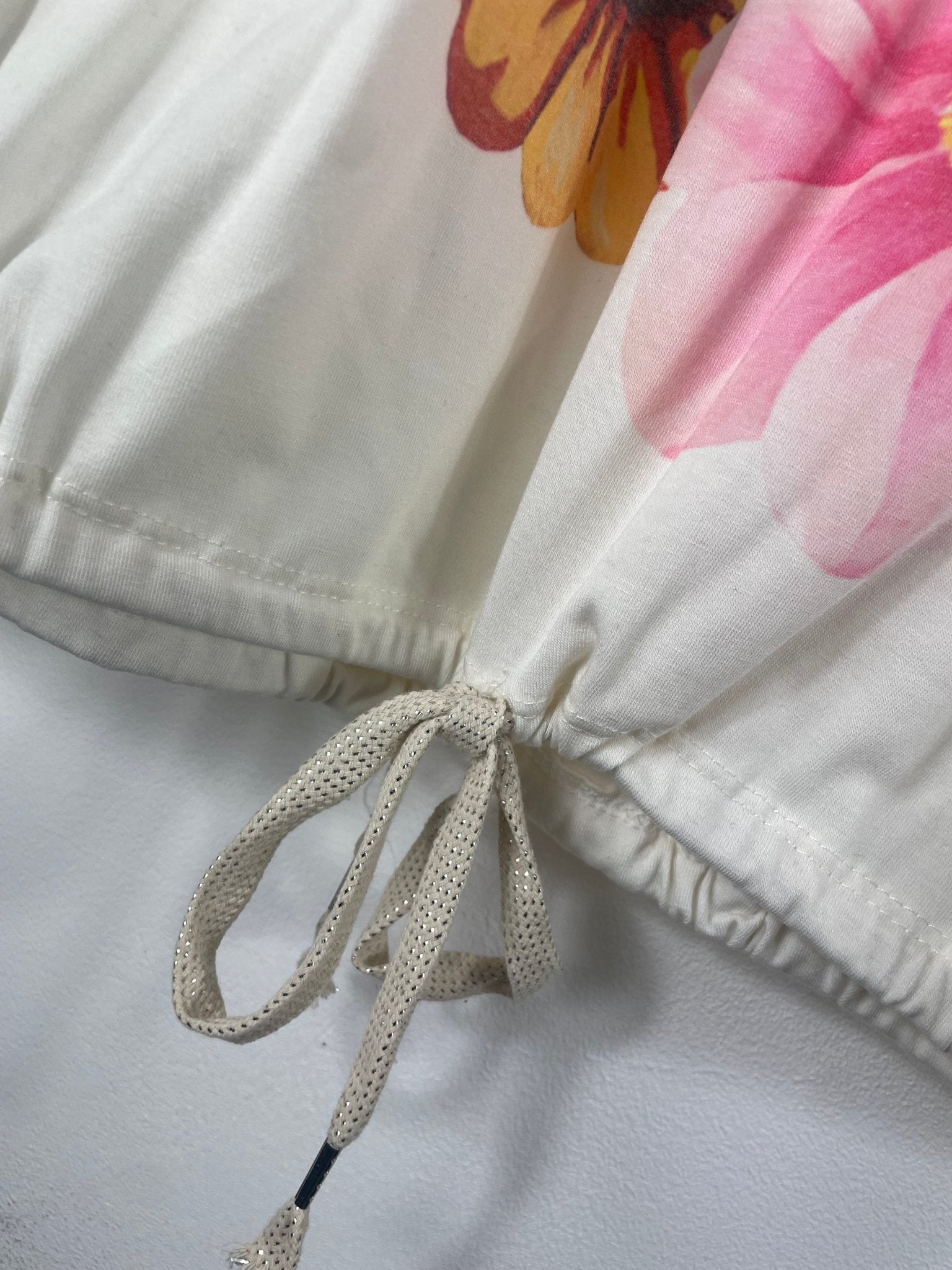 Haut femme esprit Frida avec motif fleuri et detail cordon à nouer en bas