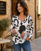 Femme portant le haut Giada Girl Love Café en col V devant une porte ancienne