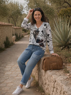 Haut Hope femme porté avec jean, imprimé girl et étoiles, vue de face assise en Italie