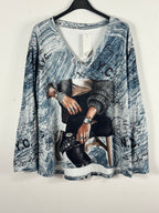 Haut Naya femme bleu et écru à col V avec imprimé girl urbaine, vue de face