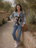 Haut Naya bleu et écru porté avec jean, imprimé girl urbaine et col V, vue de face