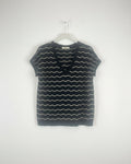 Tee-shirt maille femme avec décolleté V, petites manches et coupe facile à porter jusqu’au 42/44
