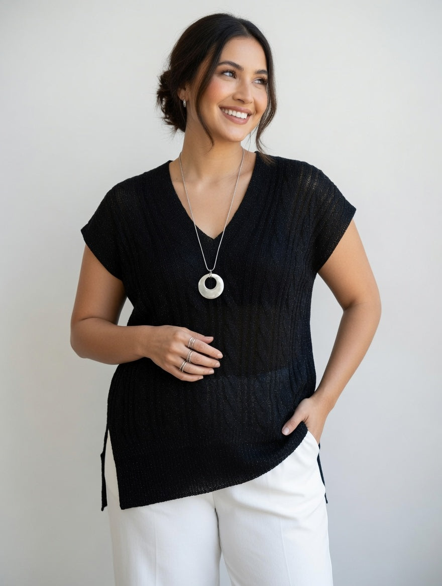 Haut noir femme grande taille en maille avec fil argenté, porté avec coupe ample et dos plus long