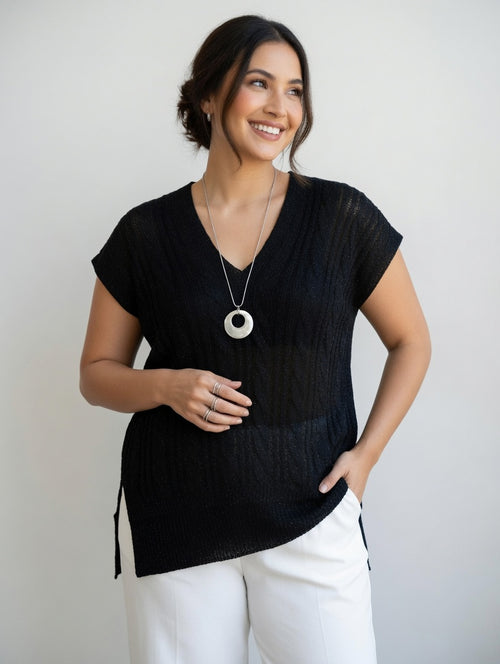 Haut noir femme grande taille en maille avec fil argenté, porté avec coupe ample et dos plus long