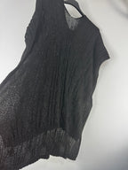 Haut noir femme en maille souple, coupe ample plus longue derrière, fils argentés discrets,