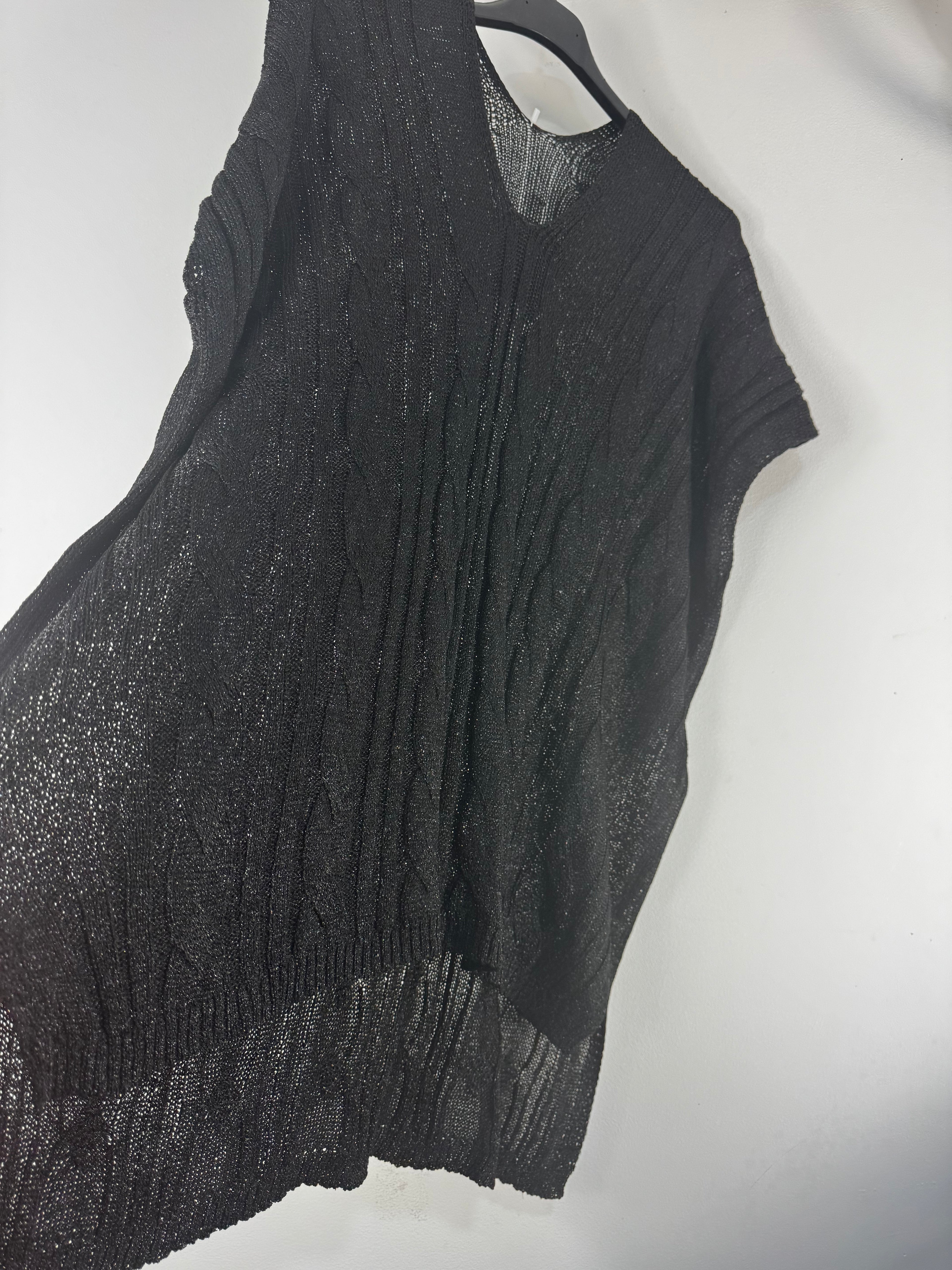Haut noir femme en maille souple, coupe ample plus longue derrière, fils argentés discrets,