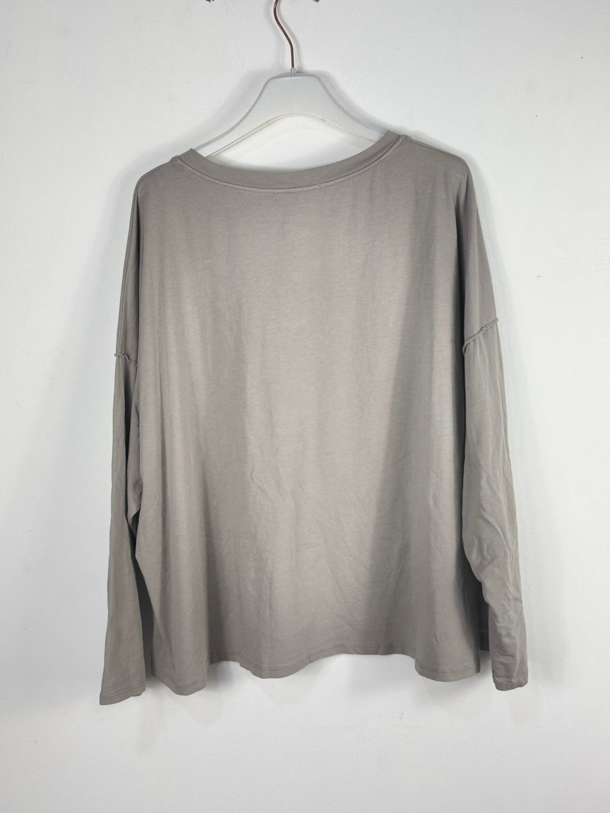 Dos uni du haut ample taupe grisé en coton, manches longues et bas droit.