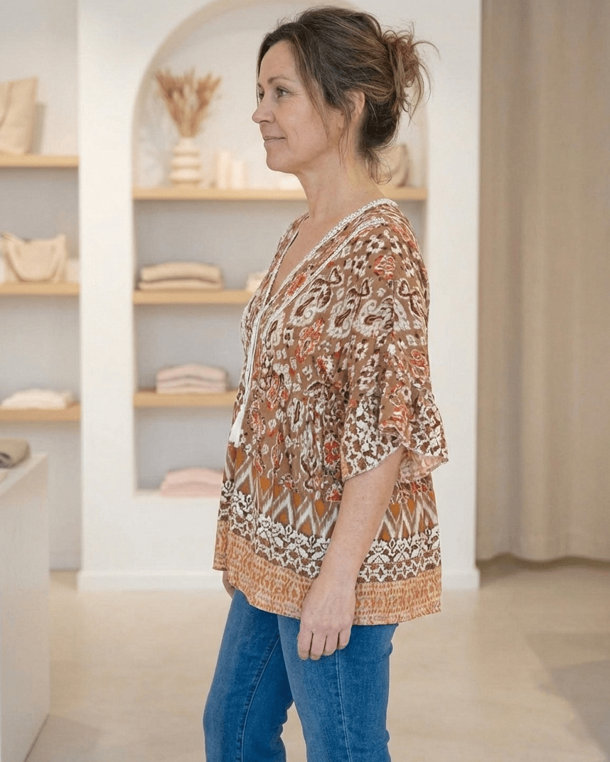 Vue de profil d'une tunique évasée à manches papillon et motifs ikat, look printanier décontracté.