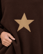 Gros plan sur la maille chocolat et l’étoile dorée du hoodie Stella